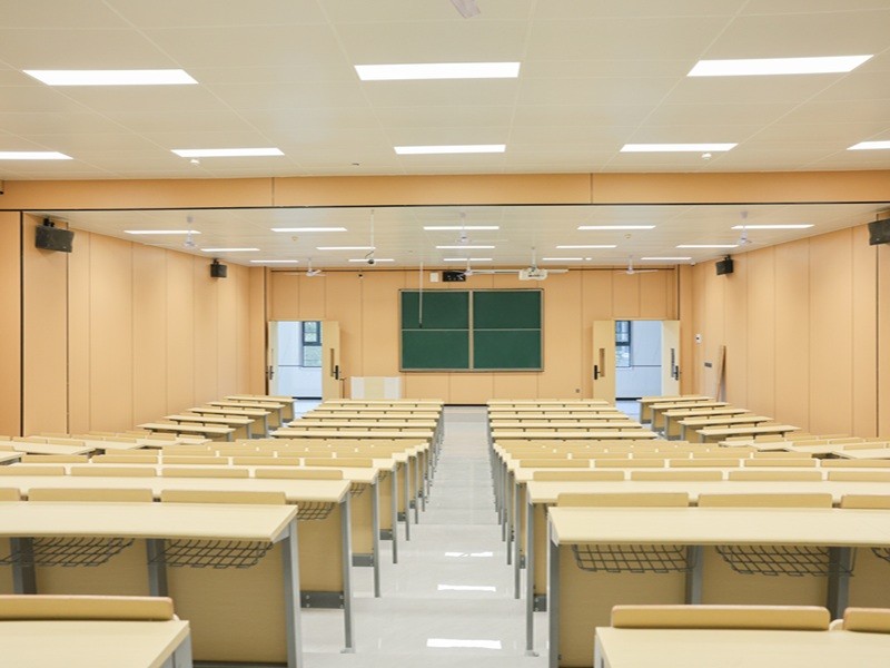 环境赋能育人，智慧引领未来 ——郑州工商学院教学楼多媒体教室焕新升级